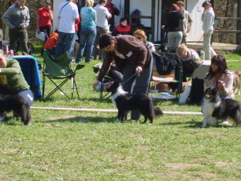 Mamka vystavuje Elinku
